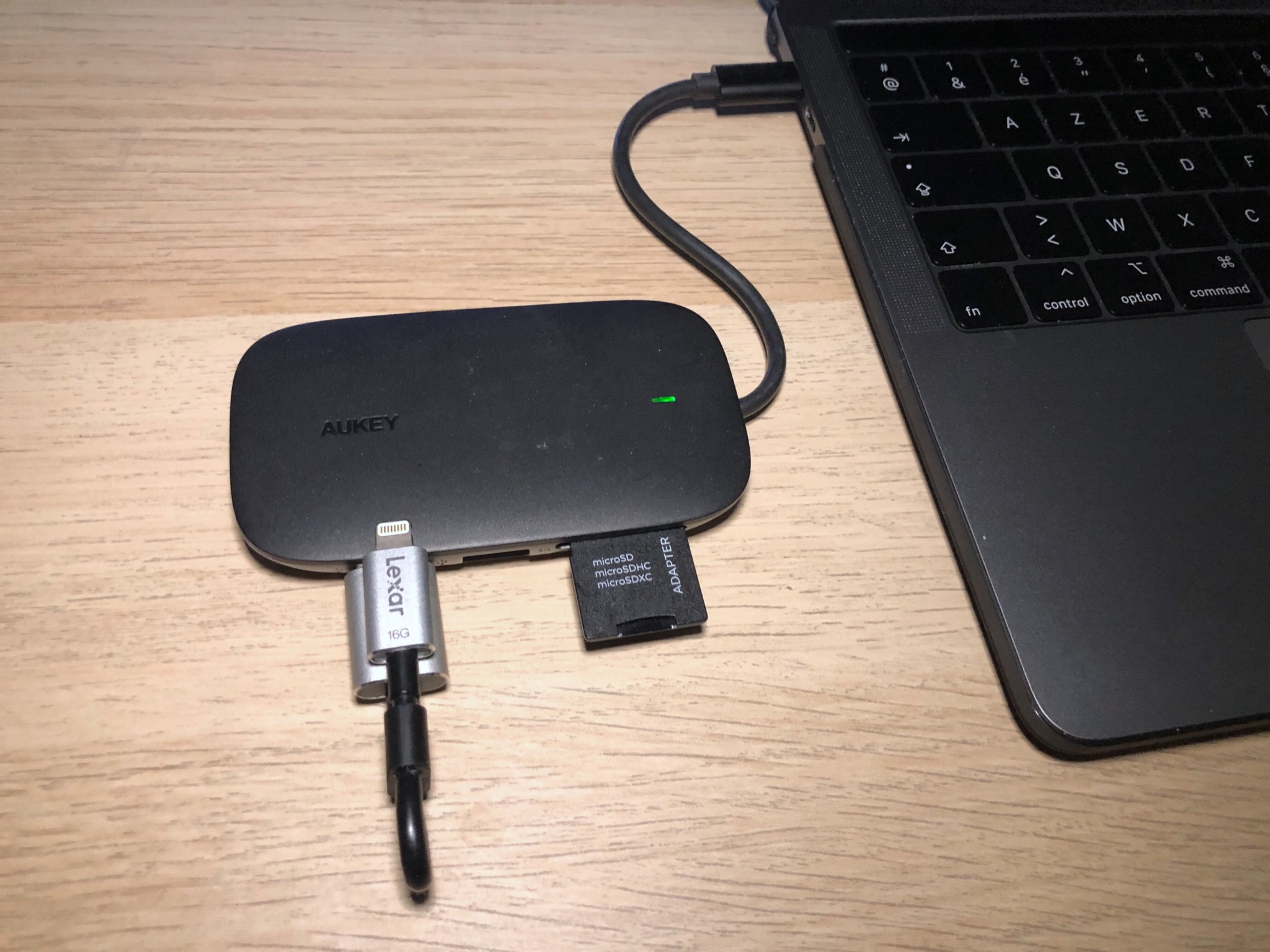 Hub Aukey CB-C68 connecté au macbook et en utilisation